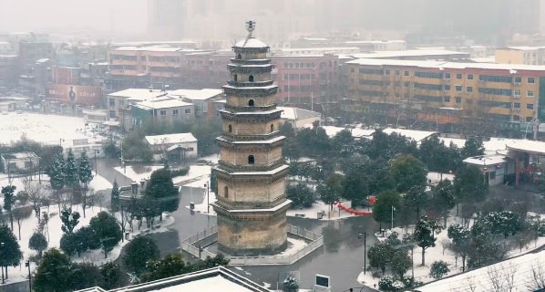 雪中的宝严寺塔